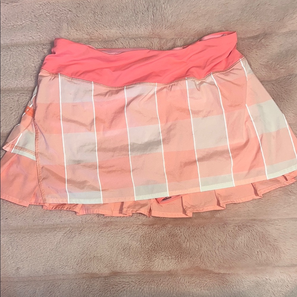 Coral lulu tennis skirt with ruffles on the back